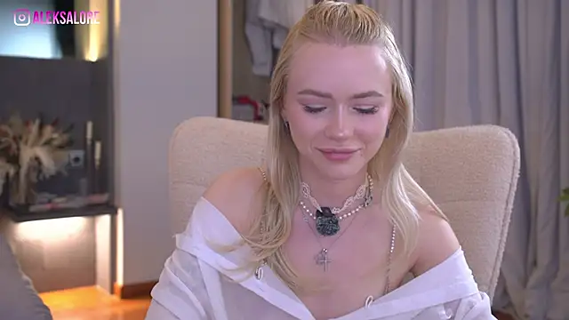 LexieLoree online show from April 18, 2026, 2:36 am