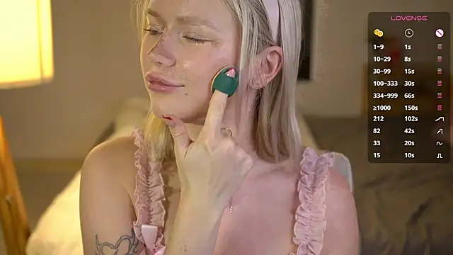 Snapshot of LexieLoree chatting on November 7, 2025, 4:06 am LexieLoree online show from November 7, 2025, 4:06 am