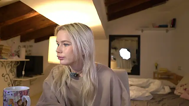 Snapshot of LexieLoree chatting on November 17, 2025, 4:05 am LexieLoree online show from November 17, 2025, 4:05 am