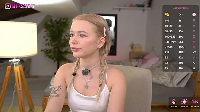 Snapshot of LexieLoree chatting on December 2, 2025, 4:14 am LexieLoree online show from December 2, 2025, 4:14 am