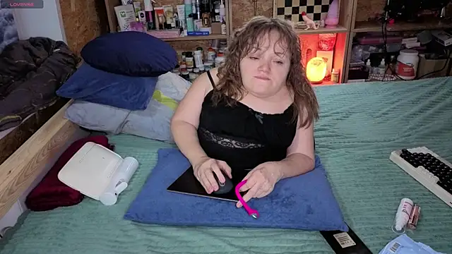 MiniNatalie online show from December 4, 2025, 1:43 pm