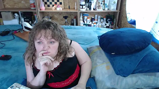 Snapshot of MiniNatalie chatting on October 6, 2025, 9:32 am MiniNatalie online show from October 6, 2025, 9:32 am