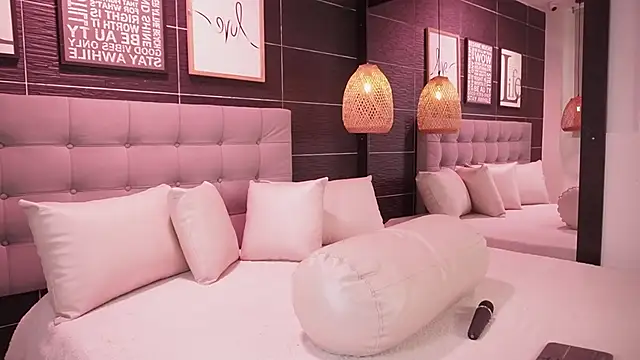 Snapshot of Bella_TS_ chatting on November 28, 2025, 9:48 pm Bella TS online show from November 28, 2025, 9:48 pm