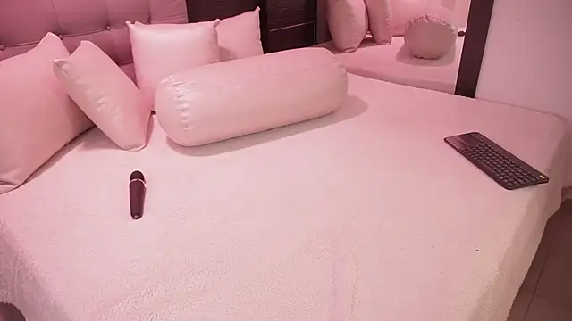 Snapshot of Bella_TS_ chatting on December 1, 2025, 10:10 pm Bella TS online show from December 1, 2025, 10:10 pm