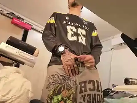 Snapshot of badanyboy chatting on April 15, 2026, 8:20 pm badanyboy online show from April 15, 2026, 8:20 pm