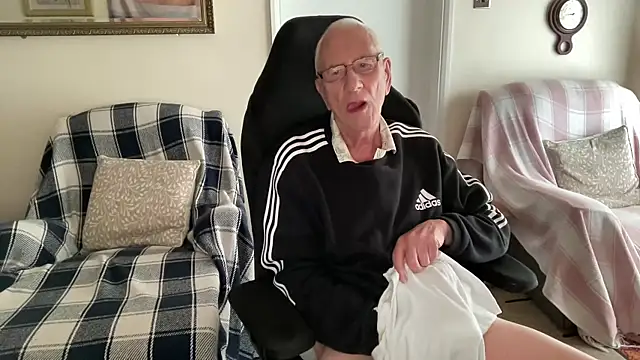 Snapshot of cutaboverest chatting on June 1, 2026, 3:55 pm cutaboverest online show from June 1, 2026, 3:55 pm
