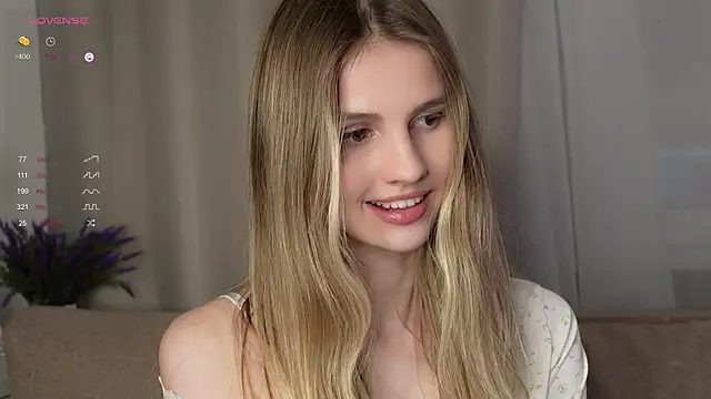 Fluffy-Angel online show from November 26, 2025, 4:40 pm