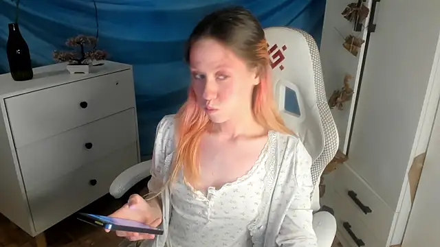 Snapshot of Silly__Milly chatting on November 10, 2025, 5:18 pm Silly Milly online show from November 10, 2025, 5:18 pm