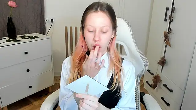 Snapshot of Silly__Milly chatting on November 16, 2025, 3:50 pm Silly Milly online show from November 16, 2025, 3:50 pm