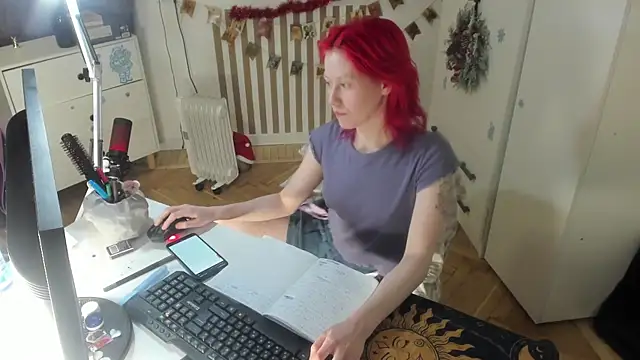 Snapshot of Silly__Milly chatting on December 18, 2025, 7:18 pm Silly Milly online show from December 18, 2025, 7:18 pm