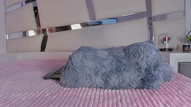 chrystal js online show from February 12, 2026, 2:39 pm