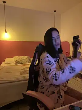 YasmimBrasil online show from May 13, 2026, 7:37 am