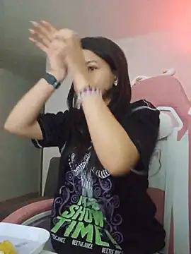 azumiichan online show from May 14, 2026, 11:57 pm