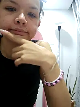 azumiichan online show from April 17, 2026, 1:19 am