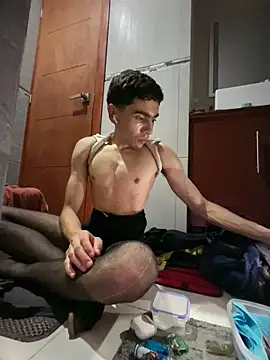 Snapshot of femboyxx69 chatting on June 21, 2026, 11:27 am femboyxx69 online show from June 21, 2026, 11:27 am