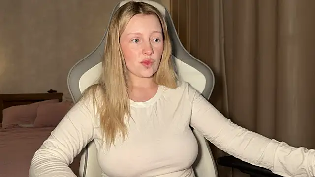 Snapshot of x_ivy_x chatting on October 24, 2025, 4:39 pm x ivy x online show from October 24, 2025, 4:39 pm