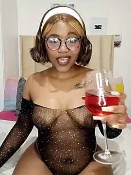 Snapshot of charmainexxx chatting on December 3, 2025, 10:42 pm charmainexxx online show from December 3, 2025, 10:42 pm