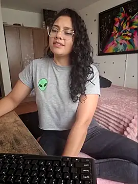 Snapshot of Thaliacooper_ chatting on April 29, 2026, 5:30 pm Thaliacooper online show from April 29, 2026, 5:30 pm