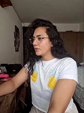 Snapshot of Thaliacooper_ chatting on November 13, 2025, 6:23 pm Thaliacooper online show from November 13, 2025, 6:23 pm