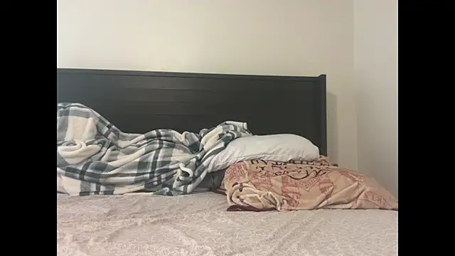 Snapshot of QueenLolaX chatting on October 19, 2025, 11:18 pm QueenLolaX online show from October 19, 2025, 11:18 pm