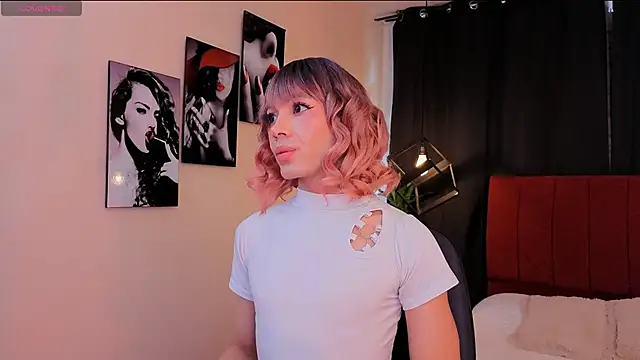 Megan Do Santos online show from September 30, 2025, 7:42 pm