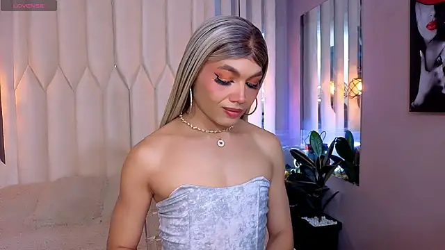 Megan Do Santos online show from April 15, 2026, 1:59 pm