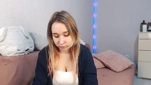 lovely hayley online show from February 2, 2026, 9:36 pm