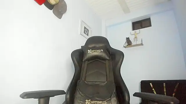 Snapshot of _Poseidon1_ chatting on November 13, 2025, 5:00 am Poseidon1 online show from November 13, 2025, 5:00 am