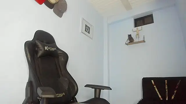 Snapshot of _Poseidon1_ chatting on November 14, 2025, 4:49 am Poseidon1 online show from November 14, 2025, 4:49 am