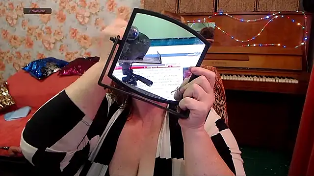 Snapshot of RoseRed69 chatting on November 2, 2025, 5:01 am RoseRed69 online show from November 2, 2025, 5:01 am