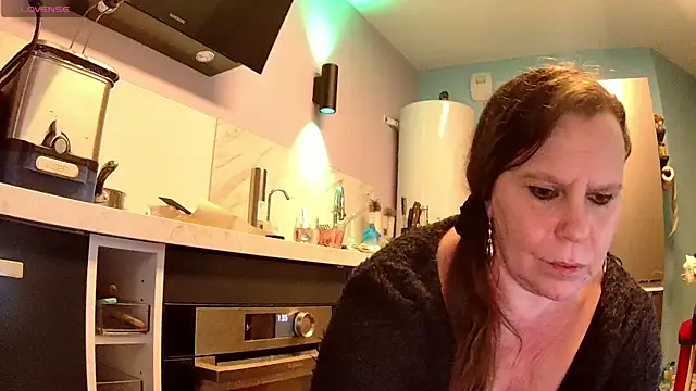 Endrocleia online show from November 4, 2025, 12:36 am