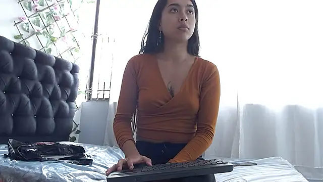 Snapshot of SweetLatiin_ chatting on February 19, 2025, 4:55 pm SweetLatiin online show from February 19, 2025, 4:55 pm
