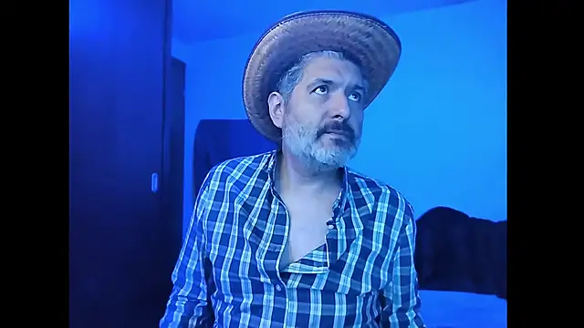 Snapshot of BushBator chatting on December 15, 2025, 6:41 am BushBator online show from December 15, 2025, 6:41 am