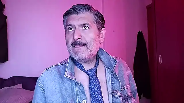 Snapshot of BushBator chatting on October 24, 2025, 6:45 am BushBator online show from October 24, 2025, 6:45 am