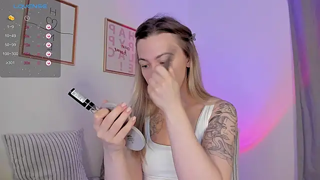 Snapshot of damn_cutie chatting on December 19, 2025, 4:42 pm damn cutie online show from December 19, 2025, 4:42 pm