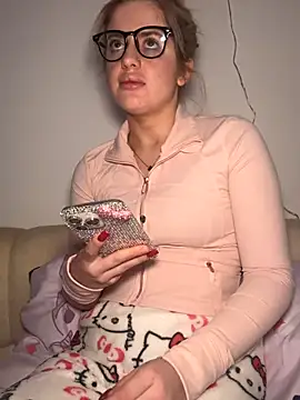 Snapshot of Holly-Glamour chatting on January 6, 2026, 2:32 pm Holly-Glamour online show from January 6, 2026, 2:32 pm