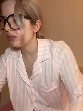 Snapshot of Holly-Glamour chatting on February 4, 2026, 3:23 am Holly-Glamour online show from February 4, 2026, 3:23 am