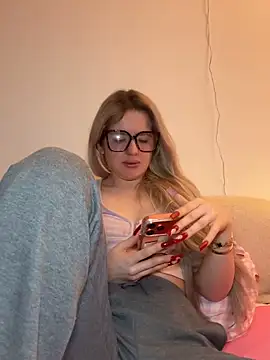 Snapshot of Holly-Glamour chatting on February 8, 2026, 9:29 am Holly-Glamour online show from February 8, 2026, 9:29 am