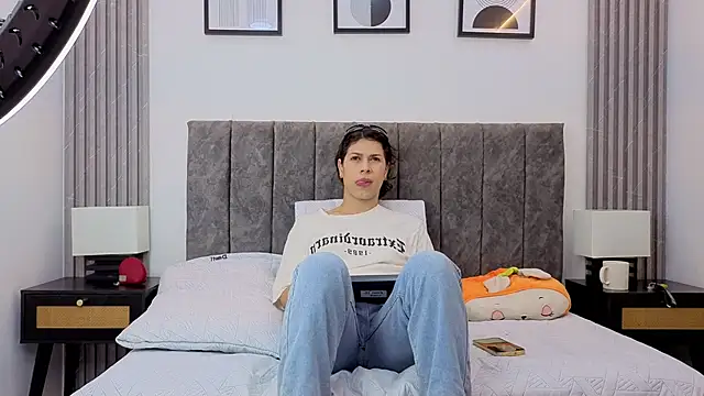 Luciana Ortiz1 online show from January 6, 2026, 12:42 pm