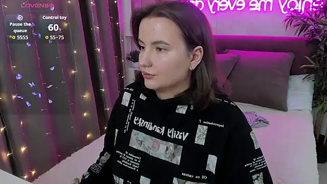 Snapshot of FeralPeach chatting on November 7, 2025, 4:39 am FeralPeach online show from November 7, 2025, 4:39 am