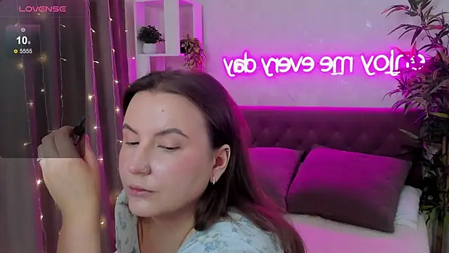 FeralPeach online show from June 19, 2026, 5:46 am