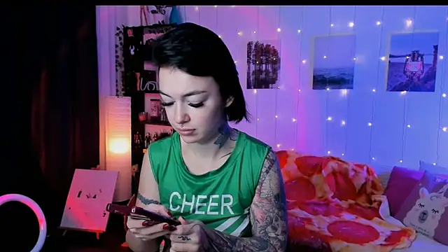 Snapshot of Magic_Allie chatting on December 2, 2025, 6:37 am Magic Allie online show from December 2, 2025, 6:37 am