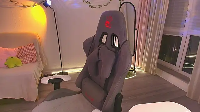 Eva Davi online show from November 18, 2025, 2:27 am