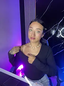 Snapshot of Ady_18 chatting on December 17, 2025, 8:14 pm Ady 18 online show from December 17, 2025, 8:14 pm