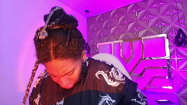 Queen perla  online show from April 17, 2026, 12:19 pm