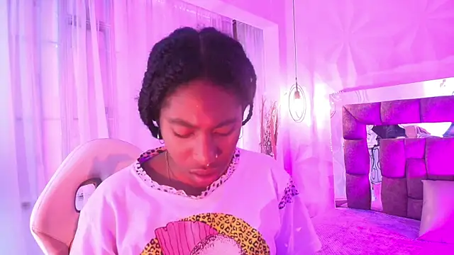 Snapshot of Queen_perla_ chatting on July 7, 2026, 12:31 pm Queen perla online show from July 7, 2026, 12:31 pm