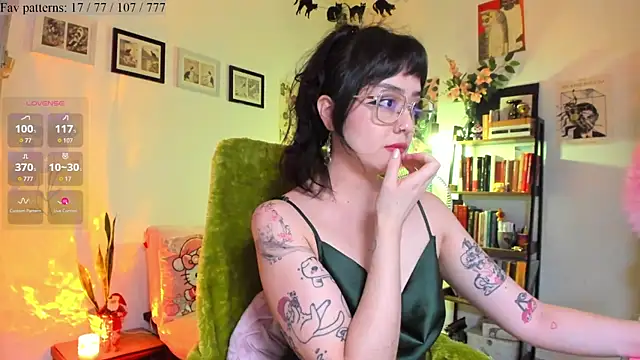 Snapshot of Conlosmichis chatting on December 17, 2025, 11:10 pm Conlosmichis online show from December 17, 2025, 11:10 pm