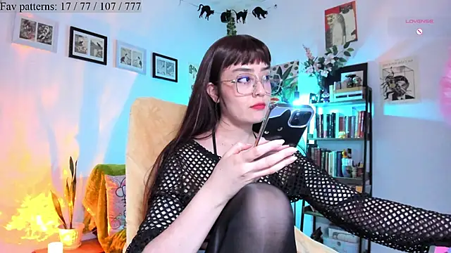 Snapshot of Conlosmichis chatting on December 16, 2025, 12:04 am Conlosmichis online show from December 16, 2025, 12:04 am