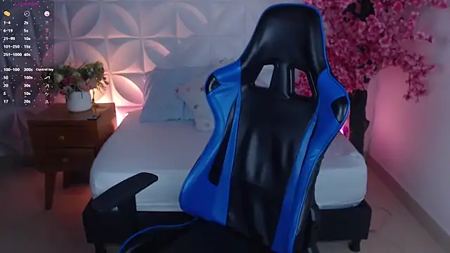 lizowenn  online show from November 14, 2025, 8:34 pm