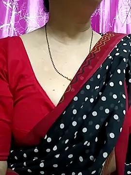 Snapshot of Rosy-B chatting on March 11, 2025, 9:48 pm Rosy-B online show from March 11, 2025, 9:48 pm